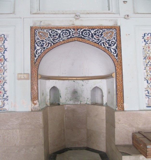 The architectural arrangement of archaeoastronomical alignment in Mehrab of mosque for lunar positioning